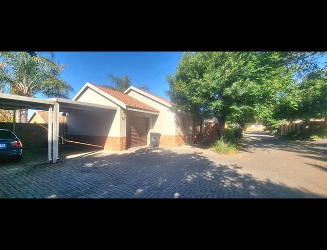 2 BEDROOM TOWNHOUSE FOR SALE IN AMBERFIELD